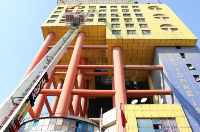 Son Dakika: Foto Haber... Kahramanmaraş'ta Dünya'nın Gündeminde olan o bina yıkılıyor! 'Dünyanın en saçma binası'nın yıkımı başladı 8