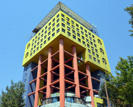 Son Dakika: Foto Haber... Kahramanmaraş'ta Dünya'nın Gündeminde olan o bina yıkılıyor! 'Dünyanın en saçma binası'nın yıkımı başladı 9