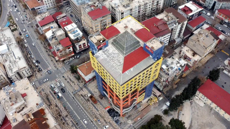 Son Dakika: Foto Haber... Kahramanmaraş'ta Dünya'nın Gündeminde olan o bina yıkılıyor! 'Dünyanın en saçma binası'nın yıkımı başladı 11