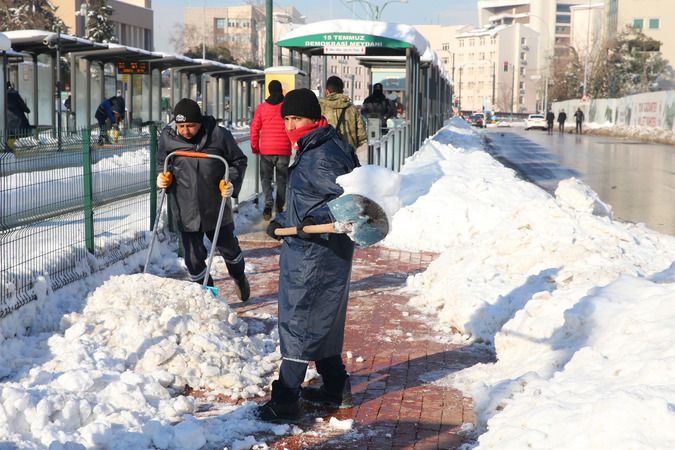 Son Dakika: Foto Haber...Gaziantep, Kilis, Şanlıurfa, Kahramanmaraş ve Malatya'da karla mücadele sürüyor 3