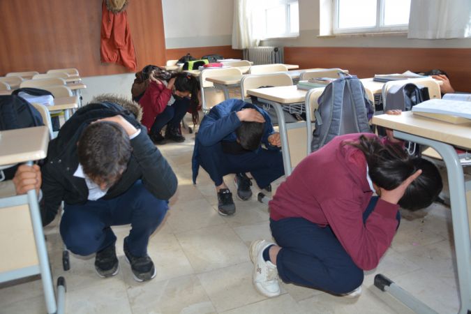 Foto Haber: Gaziantep'te ve çevre illerdeki okullarda deprem tatbikatı yapıldı 2