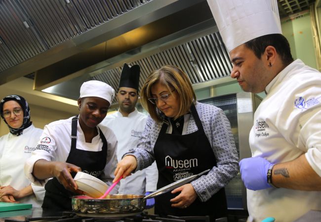 Nijeryalı Ruth, Gaziantep ve Türk yemeklerini Gaziantep'te öğreniyor 2