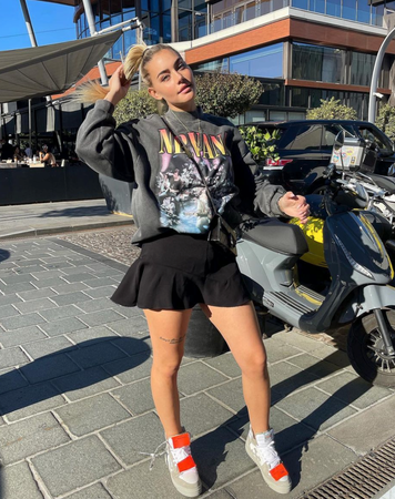 Eski Survivor yarışmacısı Aycan Yanaç mini eteğiyle poz verdi!Survivor Aycan Yanaç, mini etekli paylaşımıyla sosyal medyada gündem oldu... 1