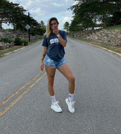 Eski Survivor yarışmacısı Aycan Yanaç mini eteğiyle poz verdi!Survivor Aycan Yanaç, mini etekli paylaşımıyla sosyal medyada gündem oldu... 4