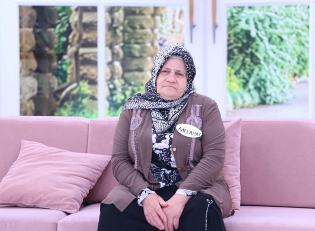 Esra Erol canlı yayında ayakkabılarını çıkartarak çıplak ayakla koştu? Esra Erol, yaptığı hareketle gönülleri fethetti. 4