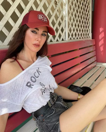 Defne Samyeli Yine Yaptı Yapacağını! Defne Samyeli yaz sezonunu açtı! Mini şortlu ve sütyenli poz verdi 1