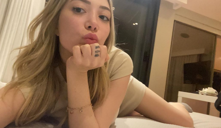 Yasmin Erbil Bikinili Pozunu Paylaştı Sosyal Medya Sallandı! "Yaz kızıyım" diyen Yasmin Erbil, bikinili pozunu paylaştı 11