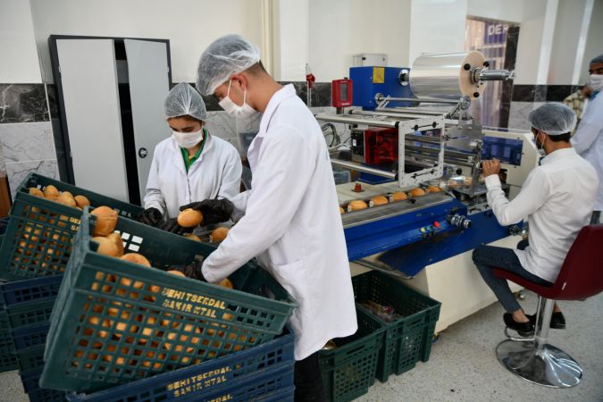 Gaziantep'te liselilerin yaptığı ekmekler ramazanda ihtiyaç sahiplerinin de yüzünü güldürüyor 3