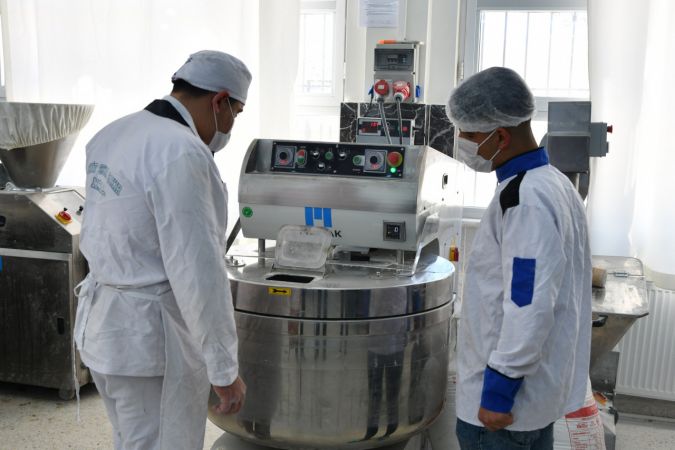 Gaziantep'te liselilerin yaptığı ekmekler ramazanda ihtiyaç sahiplerinin de yüzünü güldürüyor 9