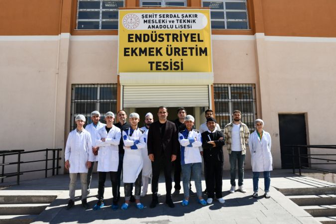 Gaziantep'te liselilerin yaptığı ekmekler ramazanda ihtiyaç sahiplerinin de yüzünü güldürüyor 14