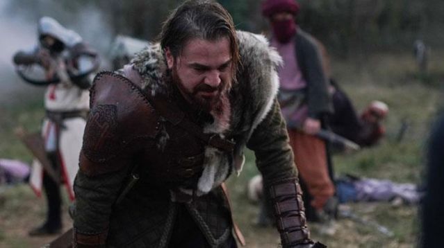 Engin Altan Düzyatan'ın Son Hali Görenleri Şaşırttı: Oyunculuğu Tamamen Bıraktı İddiaları Ayyuka Çıktı! Koltuk Değnekleriyle Görüntülendi! 1