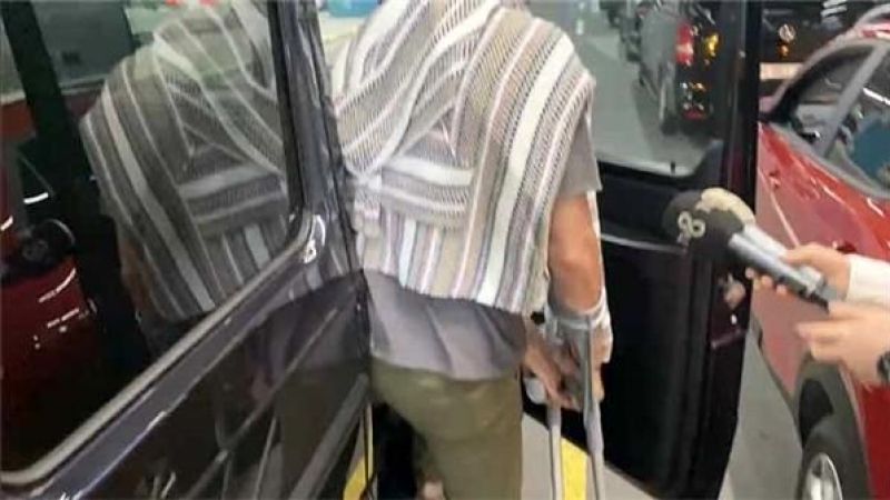 Engin Altan Düzyatan'ın Son Hali Görenleri Şaşırttı: Oyunculuğu Tamamen Bıraktı İddiaları Ayyuka Çıktı! Koltuk Değnekleriyle Görüntülendi! 4