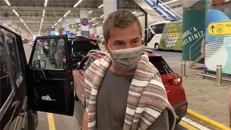 Engin Altan Düzyatan'ın Son Hali Görenleri Şaşırttı: Oyunculuğu Tamamen Bıraktı İddiaları Ayyuka Çıktı! Koltuk Değnekleriyle Görüntülendi! 2