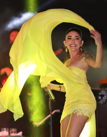 Melek Mosso'dan iddialı seçim! Mini elbisesiyle göz kamaştırdı 7