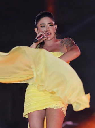 Melek Mosso'dan iddialı seçim! Mini elbisesiyle göz kamaştırdı 2