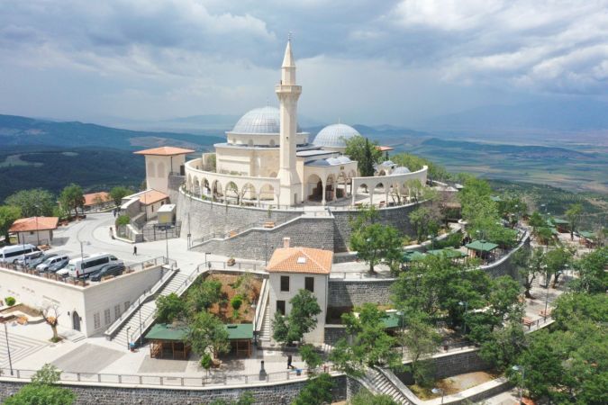 Hz. Ukkaşe Türbesi restorasyonun ardından ziyaretçilerini ağırlıyor 8