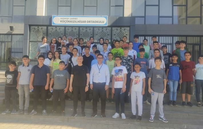 Tahmazoğlu’ndan LGS sınavına giren öğrencilere kumanya sürprizi...21 bin 500 öğrencinin sıralarına içerisinde su, kek ve meyve suyunun olduğu paketler dağıtarak onlara sürpriz yaptı. 4