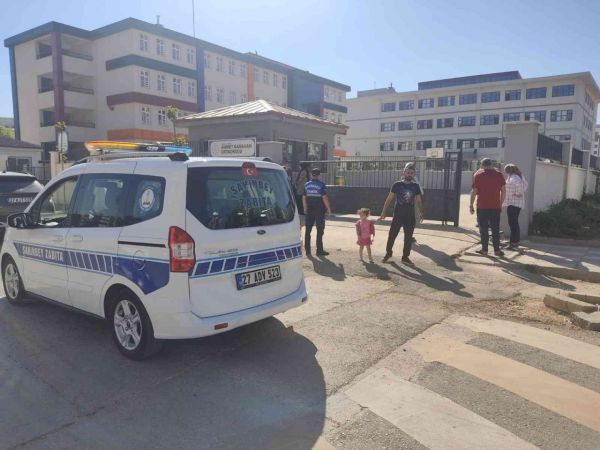 Tahmazoğlu’ndan LGS sınavına giren öğrencilere kumanya sürprizi...21 bin 500 öğrencinin sıralarına içerisinde su, kek ve meyve suyunun olduğu paketler dağıtarak onlara sürpriz yaptı. 1