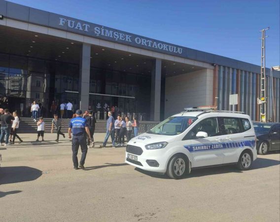 Tahmazoğlu’ndan LGS sınavına giren öğrencilere kumanya sürprizi...21 bin 500 öğrencinin sıralarına içerisinde su, kek ve meyve suyunun olduğu paketler dağıtarak onlara sürpriz yaptı. 2