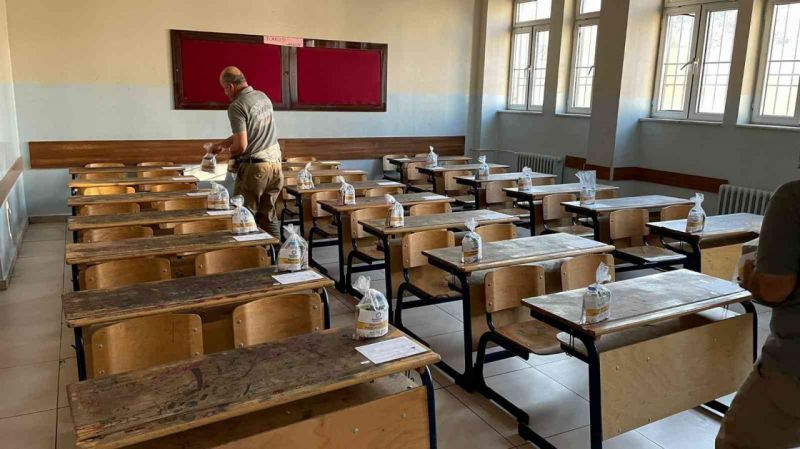 Tahmazoğlu’ndan LGS sınavına giren öğrencilere kumanya sürprizi...21 bin 500 öğrencinin sıralarına içerisinde su, kek ve meyve suyunun olduğu paketler dağıtarak onlara sürpriz yaptı. 3