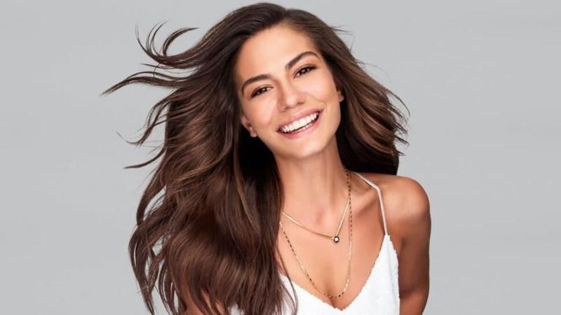 Demet Özdemir Disney Plusta Boy Gösterecek! Dünyayla Benim Aramda Dizisi İçin Anlaşma Yapıldı! Ünlü Oyuncudan Tüyolar…. 2