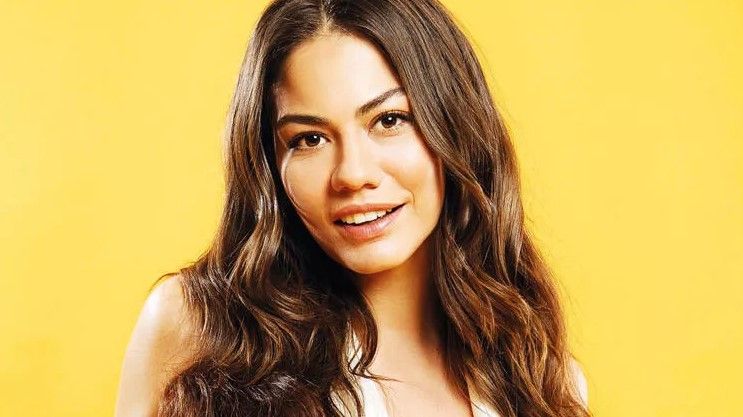 Demet Özdemir Disney Plusta Boy Gösterecek! Dünyayla Benim Aramda Dizisi İçin Anlaşma Yapıldı! Ünlü Oyuncudan Tüyolar…. 4