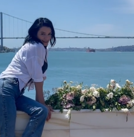 Aleyna Tilki’nin annesi Havva Öztel'den Boğaz manzaralı çok konuşulacak pozlar! Böyle güzellik yok dedirten pozlar 3