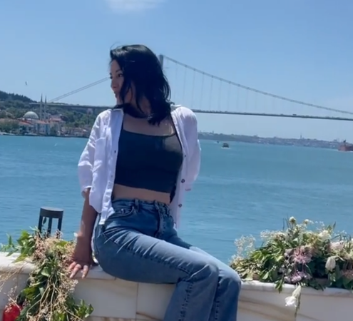 Aleyna Tilki’nin annesi Havva Öztel'den Boğaz manzaralı çok konuşulacak pozlar! Böyle güzellik yok dedirten pozlar 4