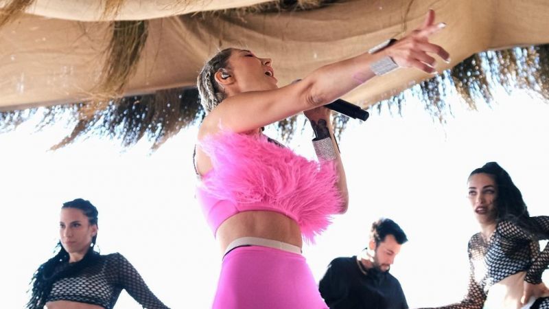 Sahne Kıyafeti İle Olay Yaratan Hande Yener, İlerleyen Yaşına Rağmen Nasıl Fit Kalabildiğini Anlattı: Aranızda Kilolu... 3