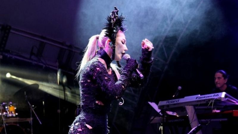 Sahne Kıyafeti İle Olay Yaratan Hande Yener, İlerleyen Yaşına Rağmen Nasıl Fit Kalabildiğini Anlattı: Aranızda Kilolu... 2