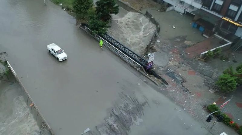 İstanbul Esenyurt'ta Meydana Gelen Sel Felaketinden Zarar Görenlere, Bakan Derya Yanık'tan Açıklama İlk Etapta 3 Bin TL Yardım Yapacağız! 3