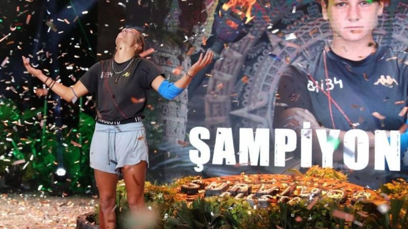 Yarışmadan Kazandığı Tekne Tatili İle Gününü Gün Eden Nisa Bölükbaşı, Kırmızı Mayosu İle Dişiliğini Gösterdi! Sevgilisi Ogeday Girişken'in Tepkisi... 1