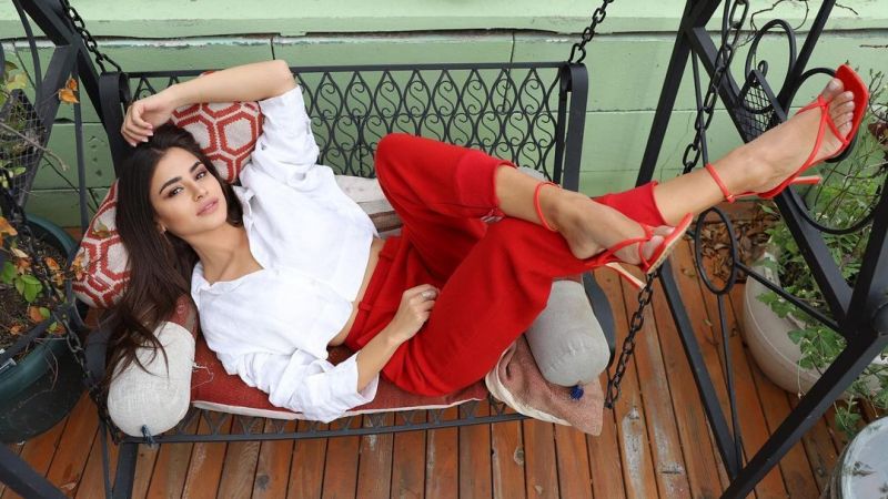 Gönül Dağı’nın Asuman’ı Hazal Çağlar Cesur Pozuyla Sosyal Medyayı Eritti! Göğüs Dekolteli Pozuna Yorumlar Yağıyor… 3