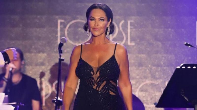 Avşar Kızı, Gençlere Taş Çıkarttı! 58 Yaşındaki Ünlü Şarkıcının Derin Göğüs Dekoltesi Şok Etkisi Yarattı! 1