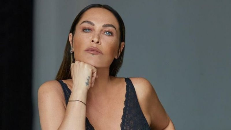 Avşar Kızı, Gençlere Taş Çıkarttı! 58 Yaşındaki Ünlü Şarkıcının Derin Göğüs Dekoltesi Şok Etkisi Yarattı! 4