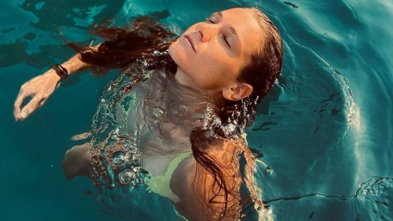 Survivor Şampiyonu Nisa Bölükbaşı, Reklam Yıldızı Oldu! Nisa'nın Reklam Filminde Markadan Çok Dizleri Dikkat Çekti! 3