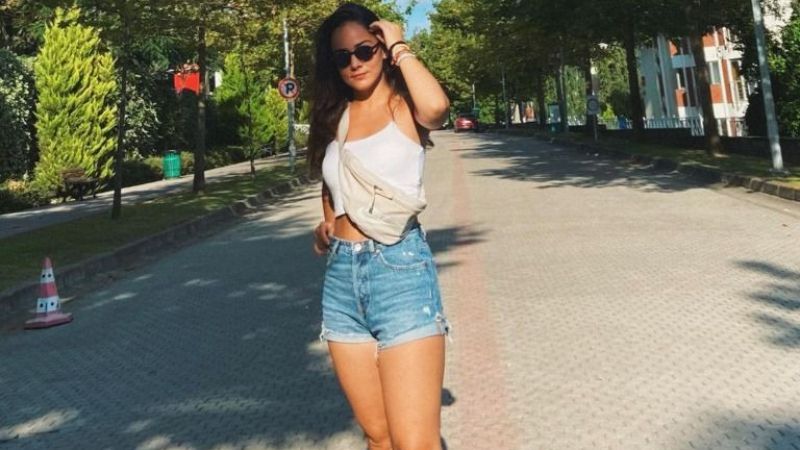 Survivor'ın En Küçüğü Aşkım Burçe Tunay, Yeni Pozları İle Sosyal Medyayı Salladı! Aşkım Burçe'nin Mini Şortu, Nefesleri Kesti! 4