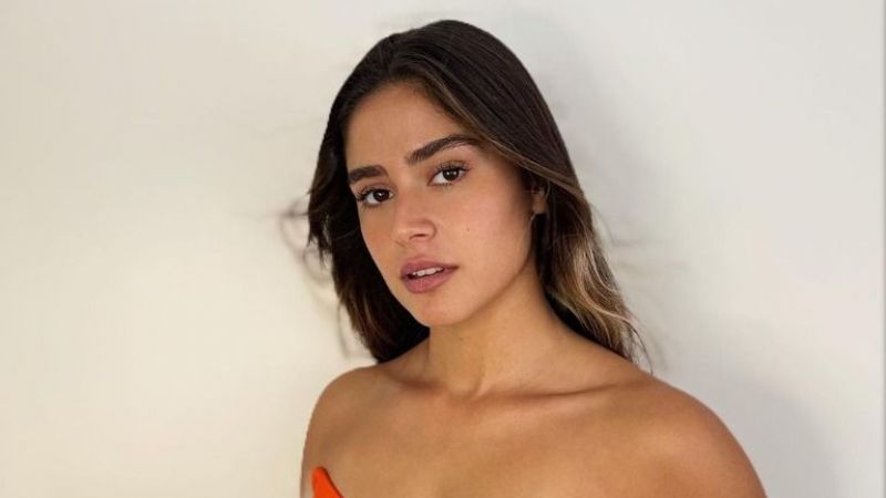 Survivor'ın Genç Yarışmacısı Ayşe Yüksel, Turuncu Elbisesi İle Nabızları Yükseltti! Mini Göğüs Dekoltesi, Sosyal Medya Kullanıcılarının Dikkatlerinden Kaçmadı! 1