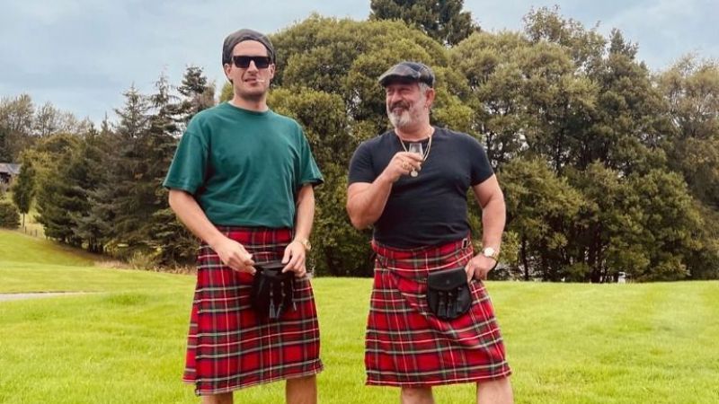 Cem Yılmaz Rol Arkadaşının Ardından İskoç Eteği Giydi, Etekli Pozları Sosyal Medyada Olay Oldu! 4