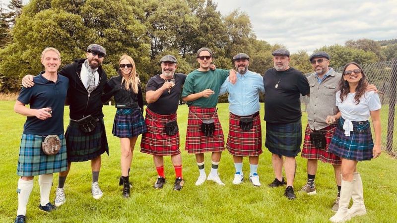 Cem Yılmaz Rol Arkadaşının Ardından İskoç Eteği Giydi, Etekli Pozları Sosyal Medyada Olay Oldu! 2