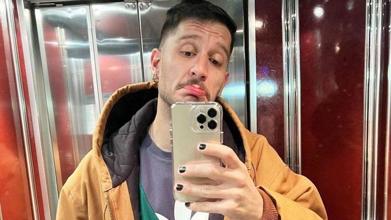 Uraz Kaygılaroğlu’nun Ojeli Tırnakları Olay Yarattı! Sosyal Medya Birbirine Girdi; Taş Taş Üstünde Kalmadı! Ünlü Oyuncudan Açıklamaysa Gecikmedi! 3