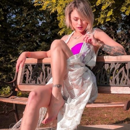 YOK BÖYLE GÜZELLİK.... Kısmetse Olur'un Hazal'ı mayosunu giydi! Hazal sere serpe kayalıklara uzandı! 'Yok artık Bu Ne Güzellik 'Dedirtti, "Kayalar taş görsün" dedirtti 4
