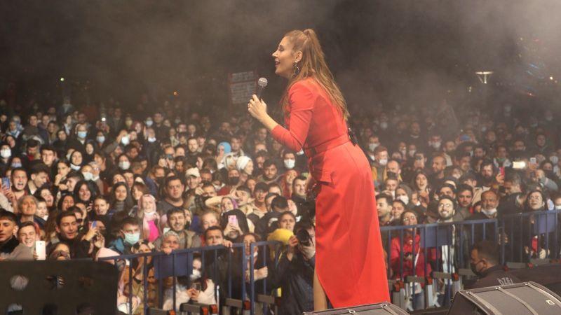 Funda Arar, Kıbrıs’ı Salladı! Sahneden Sanatçılara Eleştirenlere De Resti Çekti! “İşimizin İki Saatten İbaret Olduğunu Sanıyorlar…” 3