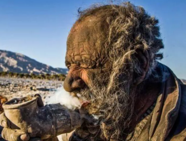 İran’da 50 yılı aşkın süredir banyo yapmayan Amou Haji ‘Dünyanın en kirli adamı, Banyo Yaptı Bir Ay Sonra Hayatını Kaybetti’ 3