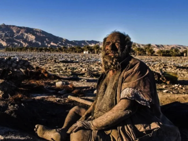 İran’da 50 yılı aşkın süredir banyo yapmayan Amou Haji ‘Dünyanın en kirli adamı, Banyo Yaptı Bir Ay Sonra Hayatını Kaybetti’ 4