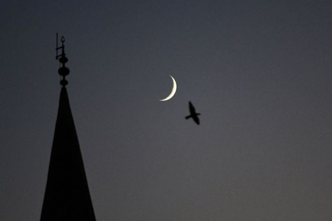 Gaziantep'te  gün batımından hemen sonra görünen hilal, cami minaresi ve kuşlarla güzel görüntü oluşturdu. 4