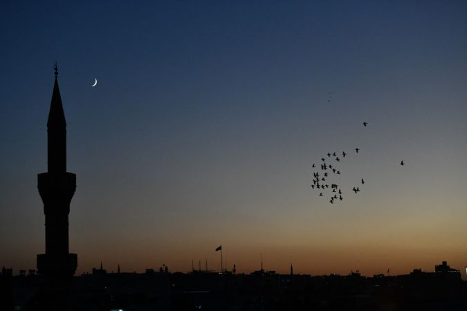 Gaziantep'te  gün batımından hemen sonra görünen hilal, cami minaresi ve kuşlarla güzel görüntü oluşturdu. 5