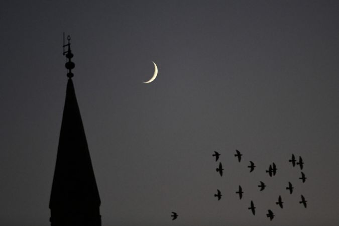 Gaziantep'te  gün batımından hemen sonra görünen hilal, cami minaresi ve kuşlarla güzel görüntü oluşturdu. 6