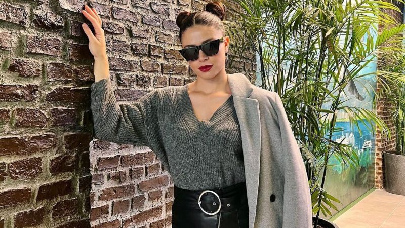 Survivor’ın Polemikler Kraliçesi Ayşe Yüksel’den Olay Yaratacak Paylaşım Geldi! Mini Etekleri Giydi; Otoparkta Kamera Karşısına Geçti! “Yok Böyle Pozlar…” 1