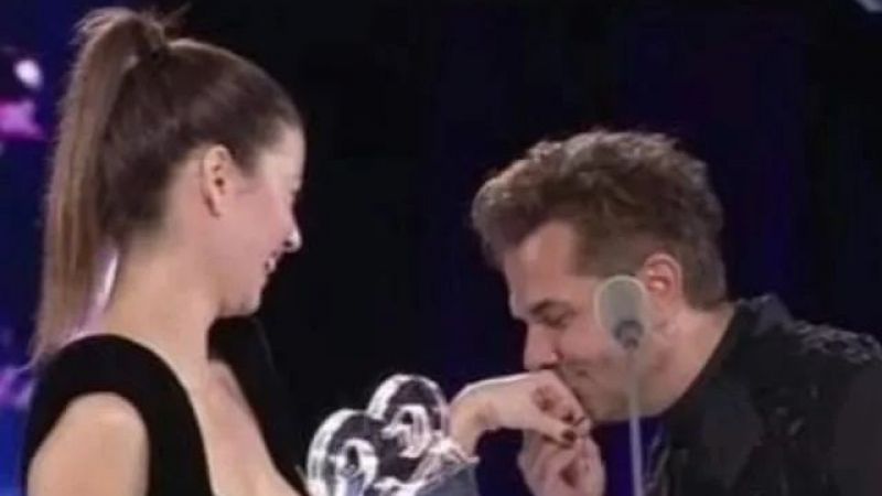 Kenan Doğulu Ödülü Aldı; Beren Saat Ödülü Verdi! “Bizi Bir Araya Getiren O Sonsuz Olasılıklara Teşekkür Ederim…” Gözyaşları Sel Oldu! 4